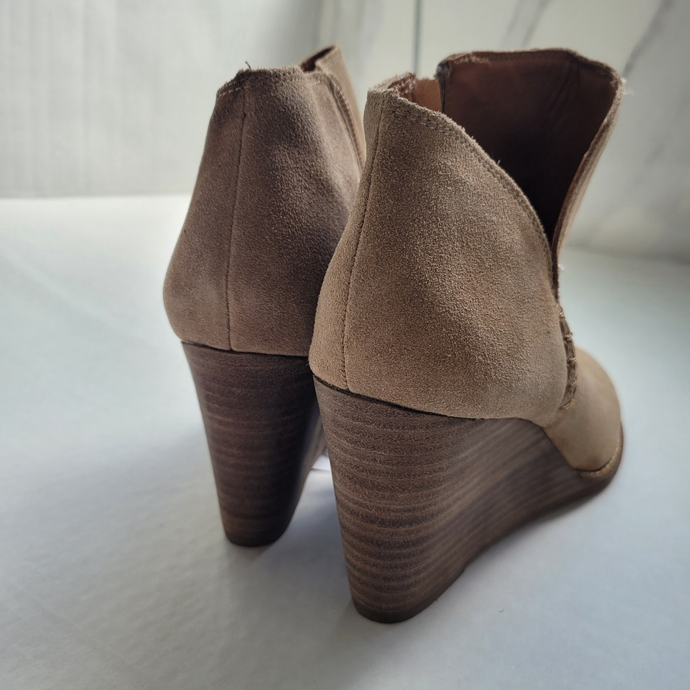 NWOB Lucky Brand Yimme Suede Ankle Wedge Bootie oatmeal Brown 8.5M/39 - Picture 2 of 8